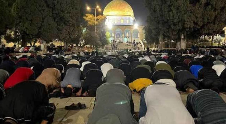 আল-আকসায় তারাবি আদায় করলেন হাজারো ফিলিস্তিনি