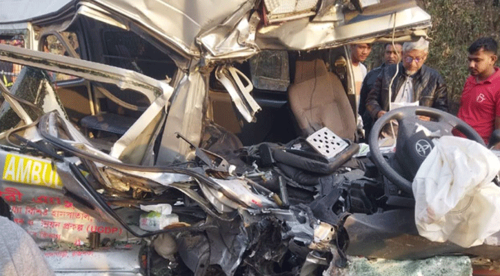 গোদাগাড়ীতে অ্যাম্বুলেন্স-ট্রাকের মুখোমুখি সংঘর্ষে নিহত ৩