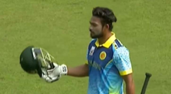 ক্ষীপ্ত শান্ত, ছুড়ে মারলেন হেলমেট