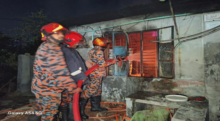 বরিশালে স্বেচ্ছাসেবক দল নেতার বসতঘরে অগ্নিসংযোগ