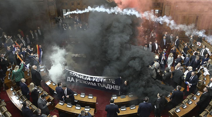 সার্বিয়ায় সংসদে ধোঁয়ার গ্রেনেড নিক্ষেপ