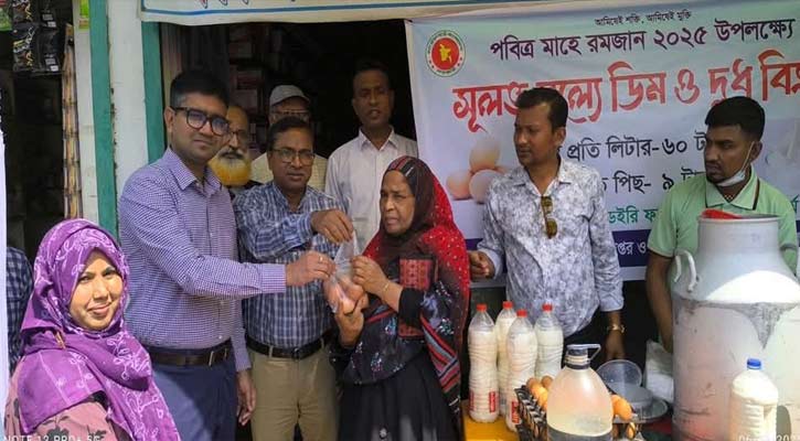 ঈশ্বরদীতে স্বল্পমূল্যের দুধ ও ডিম বিক্রয় কেন্দ্রের উদ্বোধন