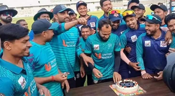 কেক কেটে মুশফিকের বিদায় উদযাপন