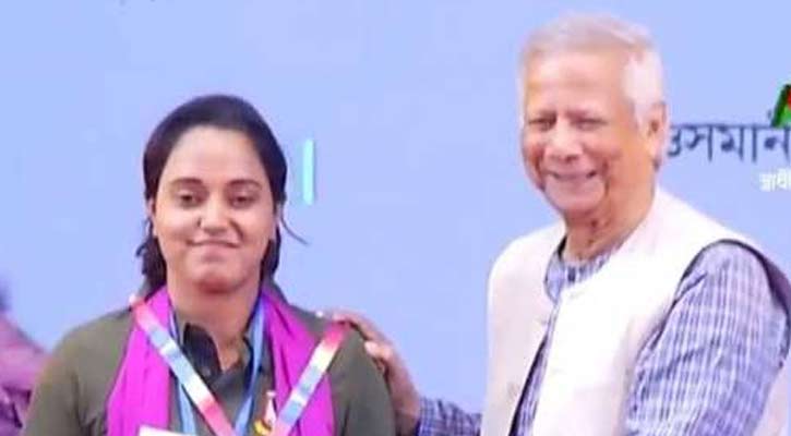 অদম্য নারী পুরস্কার তুলে দিলেন প্রধান উপদেষ্টা