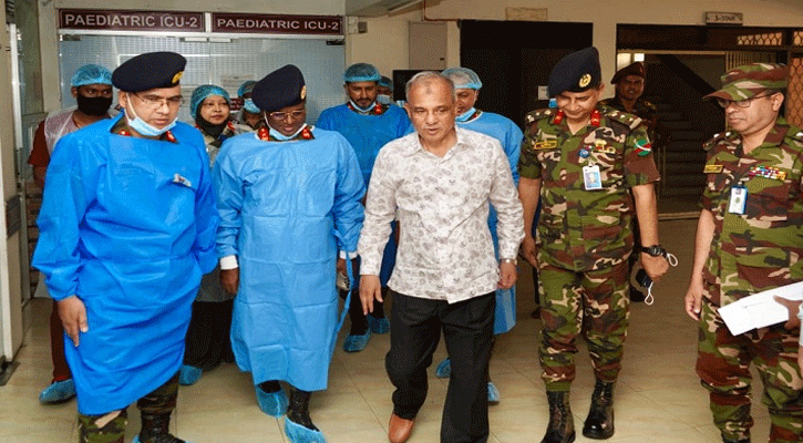 ধর্ষণের শিকার শিশুটিকে দেখতে সিএমএইচে স্বরাষ্ট্র উপদেষ্টা