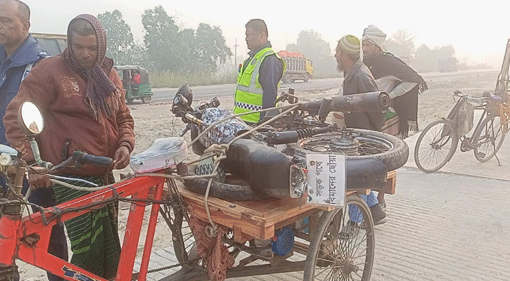 অজ্ঞাত গাড়ির ধাক্কায় মোটরসাইকেল চালক ও আরোহী নিহত