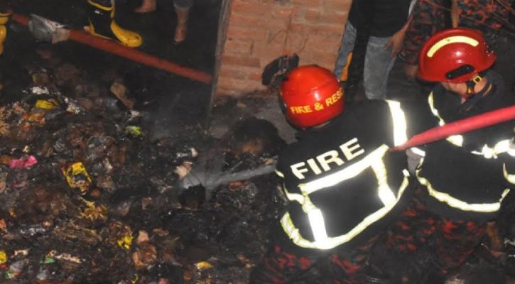 রাজশাহীতে কাঁচাবাজারে অগ্নিকান্ডে ১২টি দোকান পুড়ে ছাই