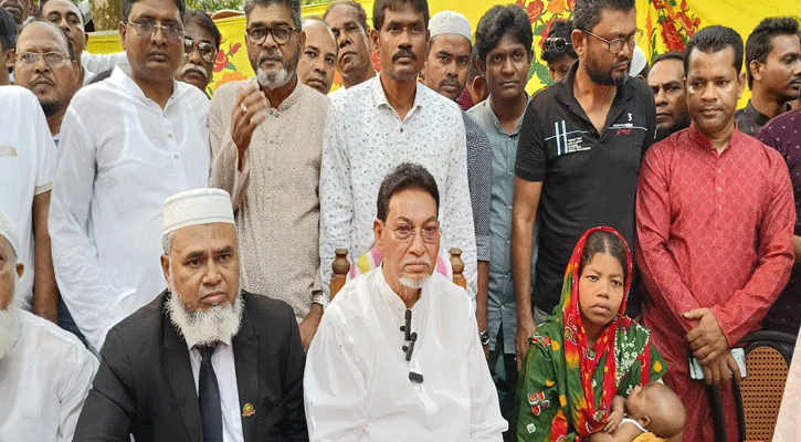 নিহত মন্টু দাশের বাড়িতে বিএনপির ভাইস চেয়ারম্যান নূরুল ইসলাম মনি