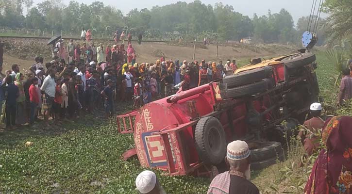 দিনাজপুরের হিলিতে তেলবাহী লরি উল্টে নিহত ২