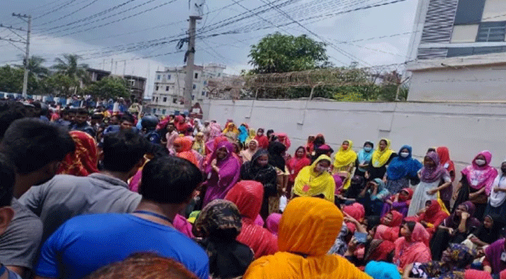 ঈদের ছুটি ও বেতনের দাবিতে সাভারে শ্রমিকদের বিক্ষোভ