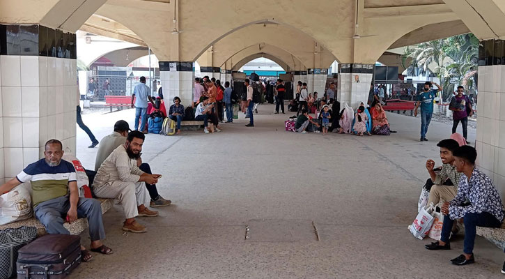 নির্ধারিত সময়েই প্ল্যাটফর্মে ট্রেন, খুশি যাত্রীরা 