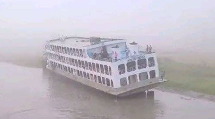 ঘন কুয়াশায় চরে আটকে গেল বরগুনাগামী লঞ্চ, বিপাকে ঘরমুখো যাত্রীরা
