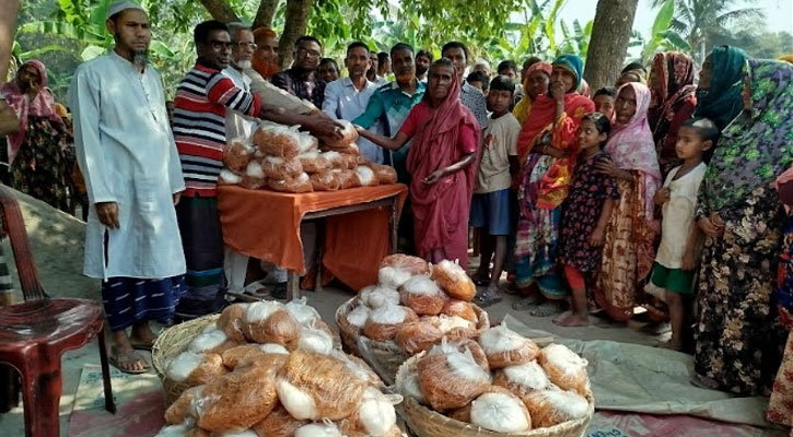 তাড়াশে দুঃস্থ অসহায় তিনশ পরিবার পেল ঈদ সামগ্রী