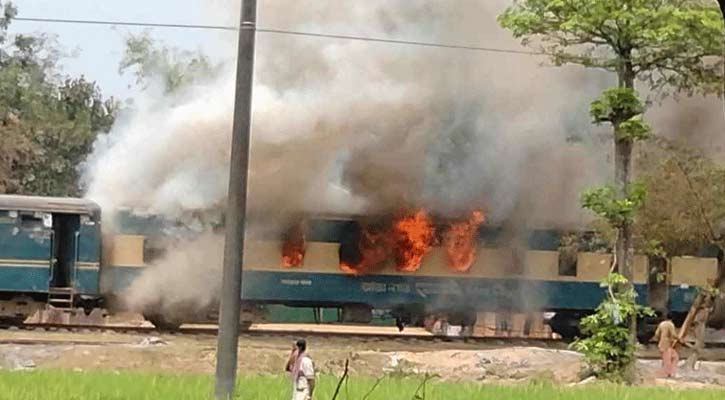 গাজীপুরে মহুয়া কমিউটার ট্রেনে আগুন