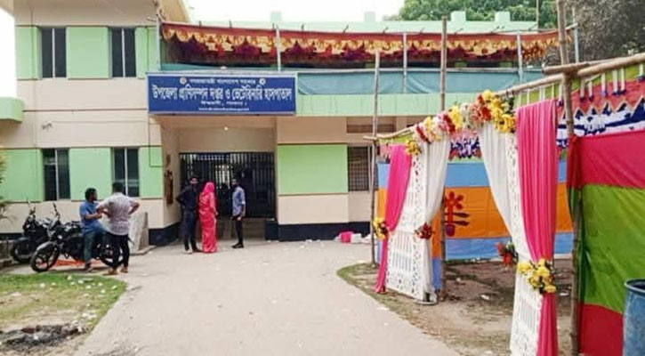 বন্ধ থাকা সরকারি অফিসে কর্মচারীর মেয়ের বিয়ের অনুষ্ঠান