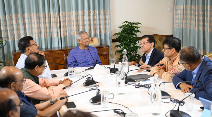 যুক্তরাষ্ট্রের শুল্ক ইস্যুতে জরুরি বৈঠকে প্রধান উপদেষ্টা