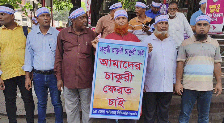 পিলখানার সামনে অবস্থান নিয়েছেন চাকরিচ্যুত বিডিআর সদস্যরা