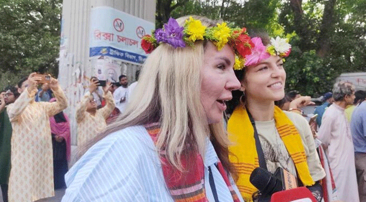 আনন্দ শোভাযাত্রায় নেচে-গেয়ে মেতে উঠলেন বিদেশিরাও