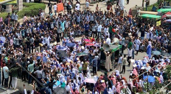 ৬ দফা দাবিতে রাজশাহীতে কারিগরি শিক্ষার্থীদের রাস্তা অবরোধ