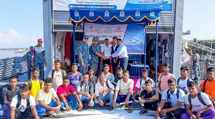মিয়ানমারে ত্রাণ দেওয়া শেষে ২০ বাংলাদেশিকে ফিরিয়ে আনলো নৌবাহিনী