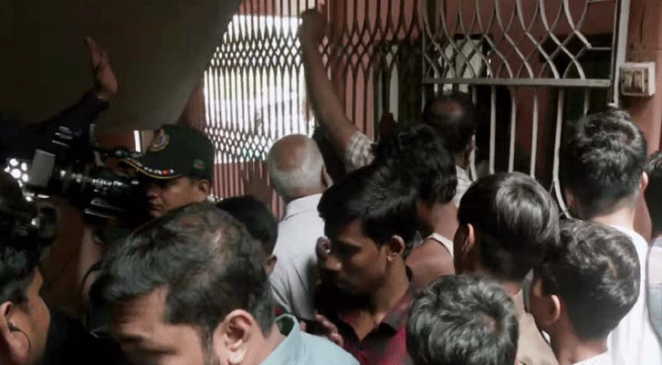 নিজ বাড়ির সামনেই মিলল শিশুর মরদেহ