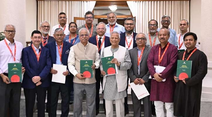 প্রধান উপদেষ্টার কাছে প্রতিবেদন জমা দিলো শ্রম সংস্কার কমিশন