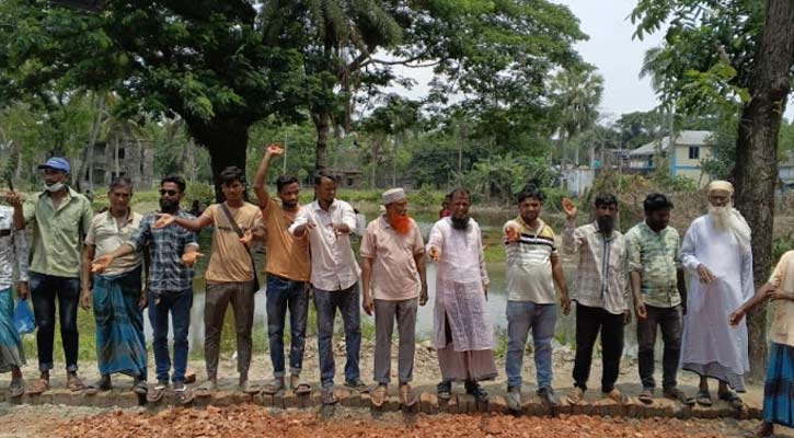 তালতলীতে ভেজাল ইট দিয়ে সড়ক নির্মাণের প্রতিবাদে বিক্ষোভ 