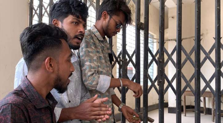 রাজশাহী পলিটেকনিকে তালা দিলো শিক্ষার্থীরা 