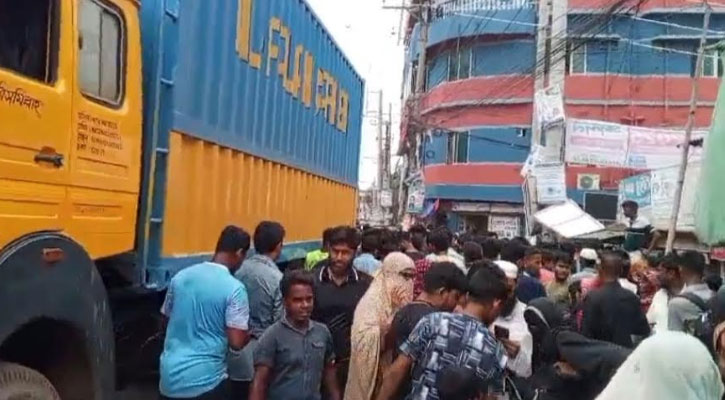 কু‌মিল্লায় কাভার্ডভ্যান চাপায় ব্যবসায়ীর মৃত্যু 