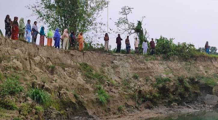 অসময়ে ভাঙছে মধুমতী, বিপাকে নদী পাড়ের মানুষ 