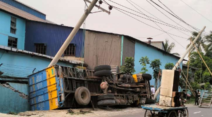 কাভার্ডভ্যান নিয়ন্ত্রণ হারিয়ে অনন্ত পেপার মিলের বয়লার রুমের ক্ষতি 