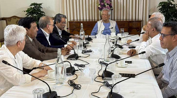 প্রধান উপদেষ্টার সঙ্গে জাতীয় ঐকমত্য কমিশন সদস্যদের বৈঠক