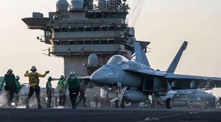 হুতিদের হামলায় সাগরে পড়ে গেল মার্কিন যুদ্ধবিমান