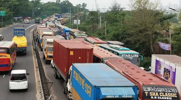ঢাকা-চট্টগ্রাম মহাসড়কে ৩৫ কিলোমিটার যানজট
