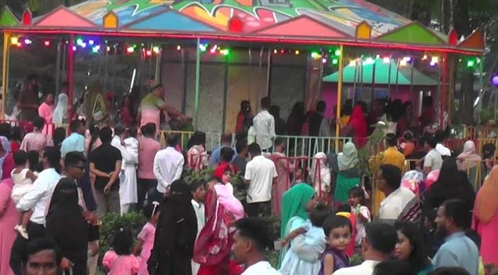 ছুটির আনন্দে বরিশালের পার্কগুলোতে উপচে পড়া ভিড়