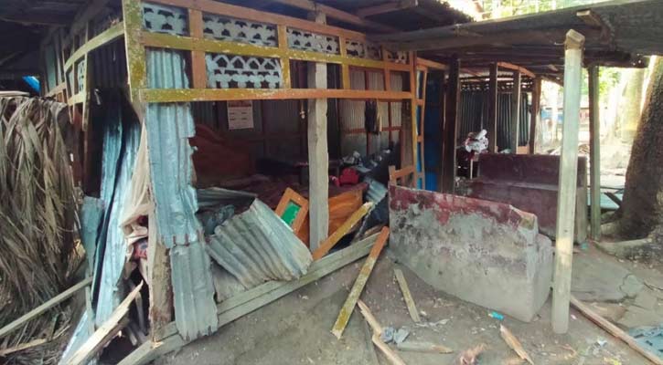 লক্ষ্মীপুরে পূর্ব শক্রতার জেরে বসতঘরে হামলা-ভাঙচুর, আহত ৪ 