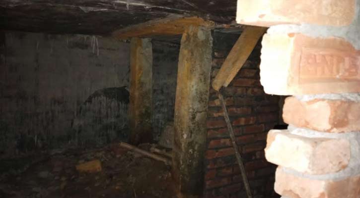 সিরাজগঞ্জে ব্যক্তিগত মি‌নি আয়না ঘরের সন্ধান, ৬ মাস পর দুজনের মুক্তি