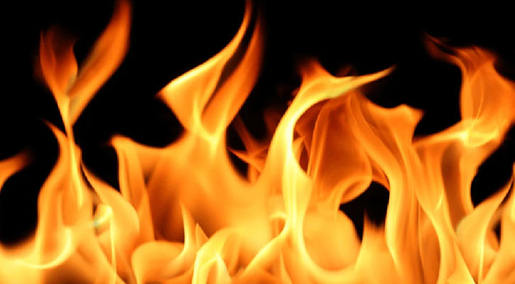 কোনাবাড়িতে ঝুটের গুদামে আগুন, নিয়ন্ত্রণে ৬ ইউনিট