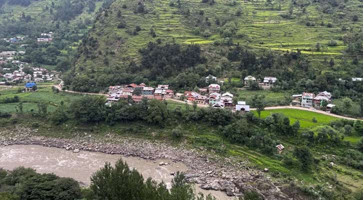 আতঙ্কে দিন কাটছে কাশ্মীরের দুই সীমান্তের বাসিন্দাদের