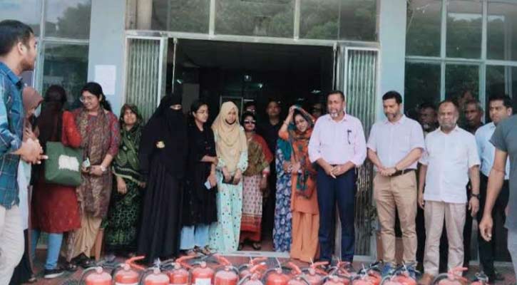 বাকৃবিতে অগ্নিকাণ্ড মোকাবেলায় বিশেষ প্রশিক্ষণ  