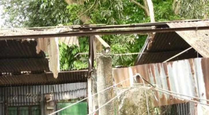 ঘূর্ণিঝড়ে সরকারি আশ্রয়ণ প্রকল্পের ১৮০টি ঘর প্রায় ধ্বংস, বাসিন্দারা যাচ্ছেন অন্যত্র