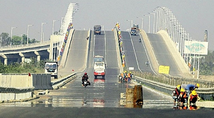 দাঁড়িয়ে থাকা অ্যাম্বুলেন্সে বাসের ধাক্কা, নিহত ৫