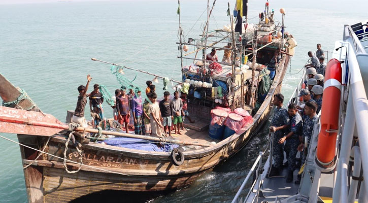 বঙ্গোপসাগরে ১২ কোটি টাকার অবৈধ জাল-মাছসহ ১১ নৌকা  আটক