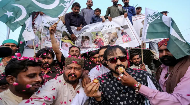 সেনারা শক্তিশালী প্রতিক্রিয়া দেখিয়েছে, পাকিস্তানে উল্লাস