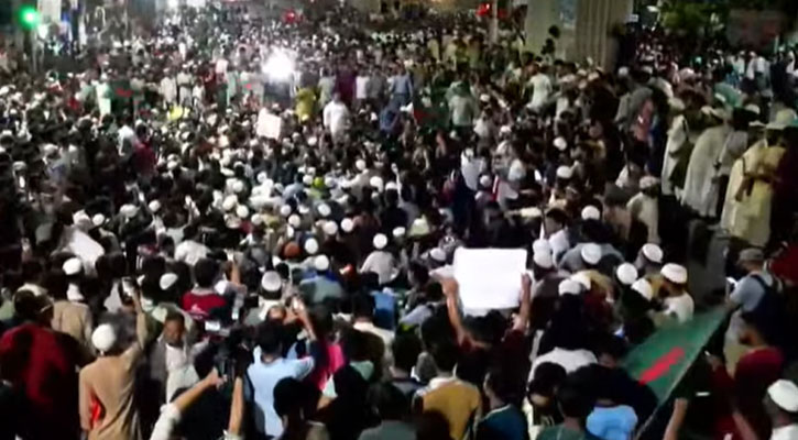 শাহবাগ ছেড়ে ইন্টারকন্টিনেন্টাল মোড়ে আন্দোলনকারীরা