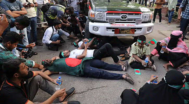 চাকরি ফিরে পেতে প্রেসক্লাবে সশস্ত্র বাহিনী থেকে চাকরিচ্যুতদের বিক্ষোভ 