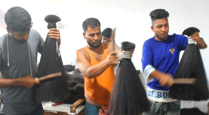 Bir qiz bolinishlarda dildoda otiradi