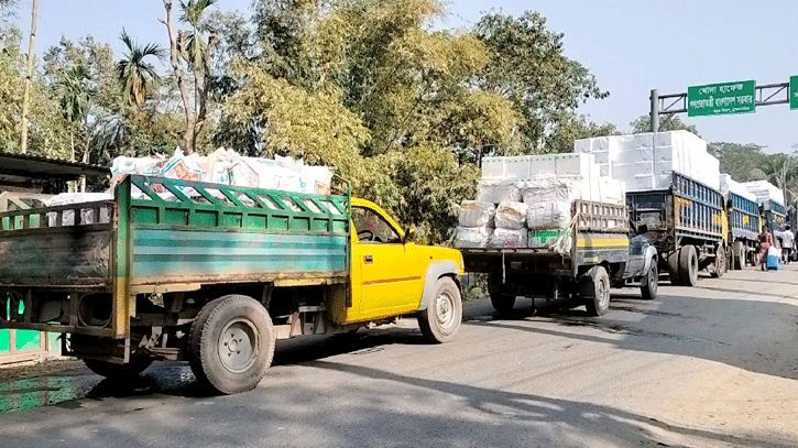 আখাউড়া স্থলবন্দর দিয়ে ভারতে মাছ রফতানি বন্ধ
