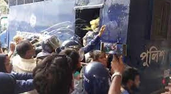 ৬ দিনের রিমান্ডে মমতাজ, প্রিজনভ্যানে ডিম নিক্ষেপ