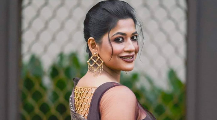 সরকারে থাকা কাছের বন্ধু বাঁধনকে বলেন, টাকা খাইছো?